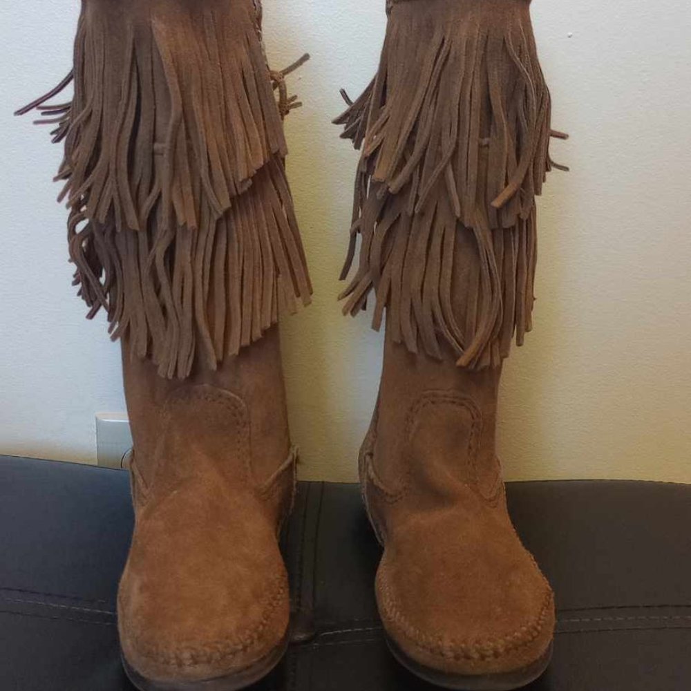 Minnetonka Women's Calf Hi 2-Layer leather Fringe Boot Size 6